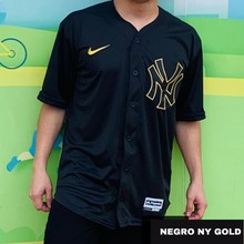 Cargar imagen en el visor de la galería, Camiseta beisbolera tipo americana